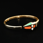 Bracelet manchette de luxe en argent sterling 925 plaqué or orné de détails en émail géométrique et de zircons.
