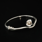 Brazalete de diseño de lujo en plata de ley 925 con intrincados detalles de esmalte hechos a mano y circonitas.