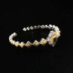 Bracciale rigido di design di lusso in argento sterling 925 in stile barocco con placcatura in oro e gemma verde.