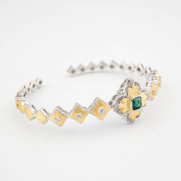 Brazalete de diseño de lujo en plata de ley 925 de estilo barroco con baño de oro y una piedra verde central.