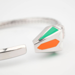 Brazalete de diseño de lujo en plata de ley 925, adornado con esmalte geométrico multicolor y circonitas.