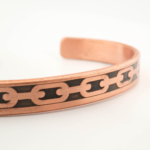 Pulsera fina de tasarım en cobre puro con motivo de eslabones de cadena exterior en banda oxidada.
