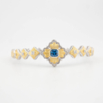 Bracelet manchette de luxe en argent sterling 925 orné d'une pierre bleue et de motifs baroques plaqués or.