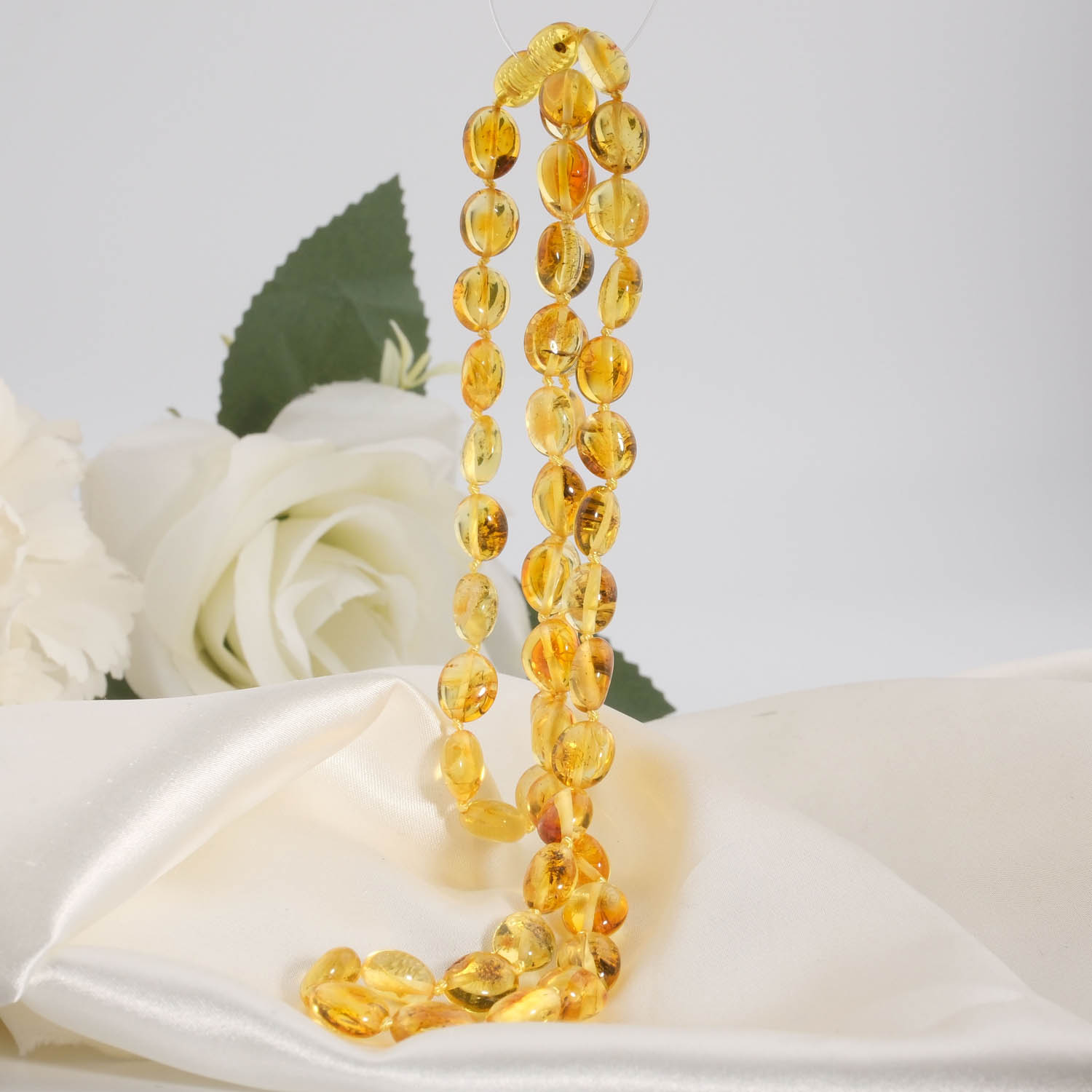certified-original-baltic-amber-gemstone-adult-necklace-12-17g 55-60 cm uzunluğunda 12-17 gram ağırlığında berrak limon sarısı ve bal tonlarında sertifikalı orijinal Baltık kehribar doğal taş yetişkin kolye modeli.