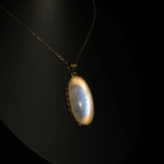 Ciondolo di design di lusso in argento sterling 925 placcato oro, ornato con una gemma di pietra di luna naturale a taglio cabochon ovale.