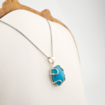 Pendentif de luxe en argent sterling 925 orné d'une gedit pierre turquoise naturelle originale de coupe ovale.