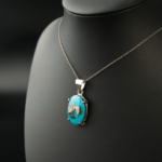 Colgante de diseño de lujo en plata de ley 925, adornado con una gemma turquesa con pirita natural de corte cabochon.