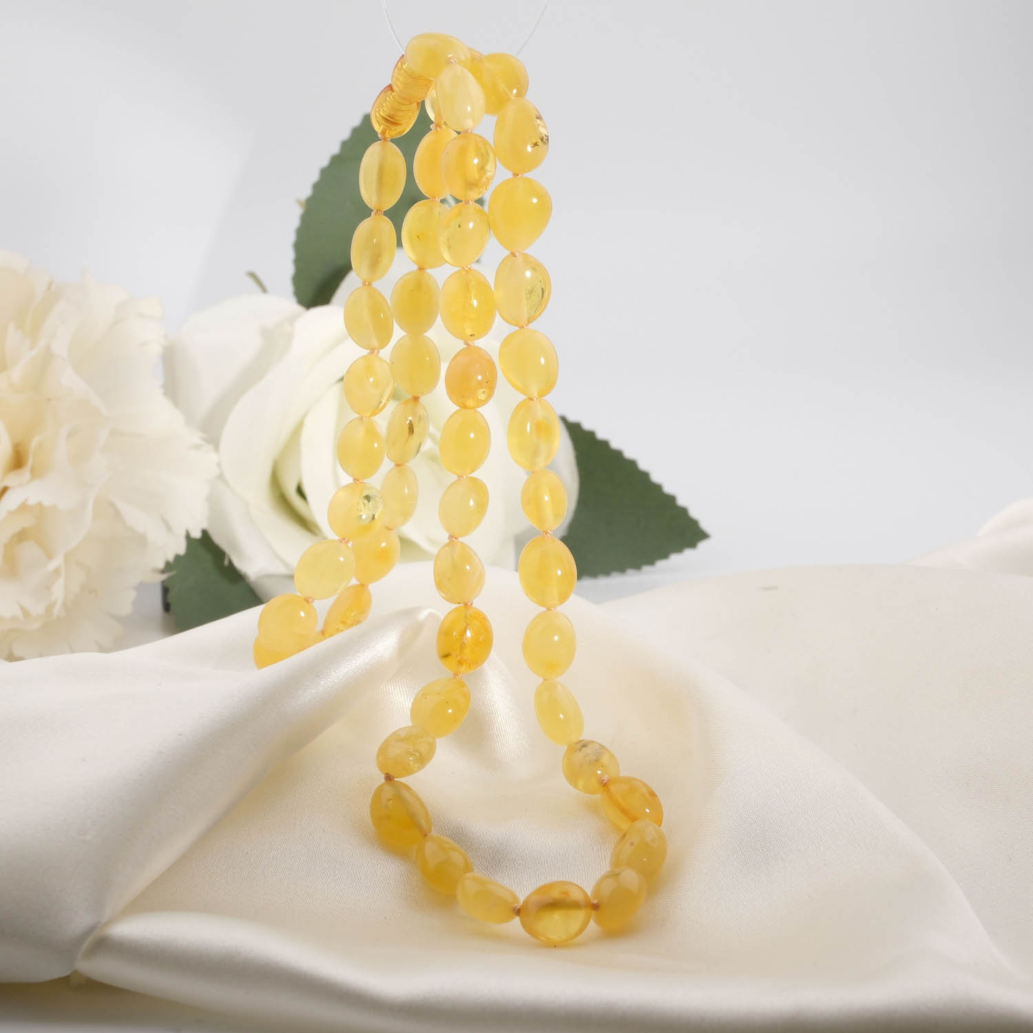 collana-ambra-baltica-naturale-originale-certificata-adulto-53-58cm 53-58 cm uzunluğunda 13-15 gram ağırlığında mat limon sarısı ve tereyağı tonlarında sertifikalı orijinal Baltık kehribar doğal taş yetişkin kolye modeli.