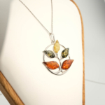 Circular 925 sterling silver women's necklace with leaf-shaped original amber natural stones in different colors.