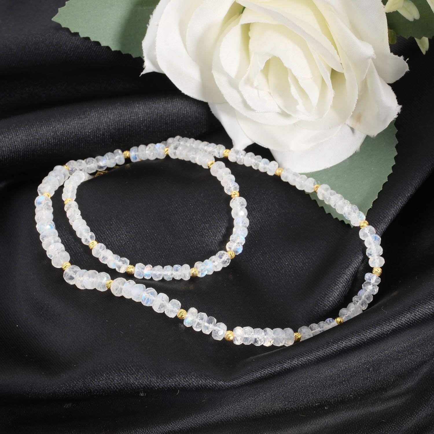 collana-donna-pietra-di-luna-6a-rondelle-sfaccettata-argento-925-dorato Echte 925 Silber vergoldete Damen Design-Kette mit 4-6mm 6A+ Qualität facettierten Mondstein Rondelle-Perlen.