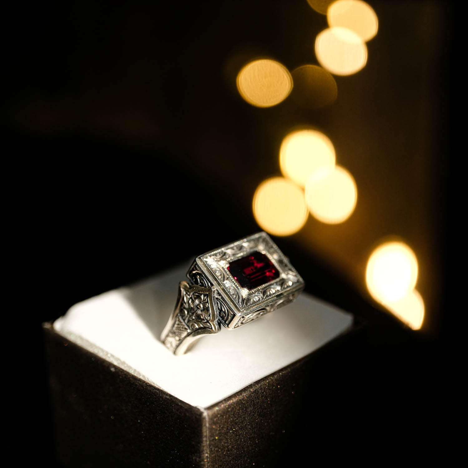 el-isciligi-kare-tasarim-garnet-lal-gumus-erkek-yuzuk Herrenring aus 925er Sterlingsilber mit einem rechteckig facettierten originalen Granat-Naturstein in einem quadratischen Rahmen mit handgefertigten floralen Motiven.