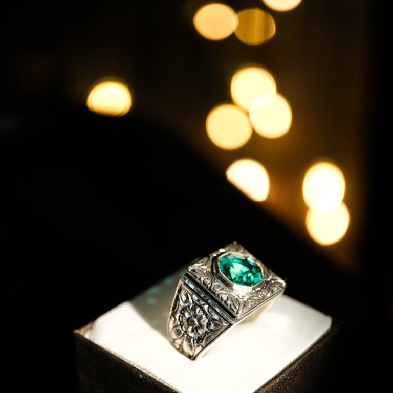 Bague pour homme en argent 925 ornée d'une pierre naturelle de topaze couleur paraiba originale de taille facette dans un cadre carré avec des motifs floraux faits à la main.