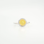 Handgefertigter Damen-Ring aus 925 Silber mit einem originalen gelben Saphir-Naturstein und Zirkonia-Halo.