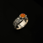Anello in argento 925 con una pietra naturale di opale arancione originale con taglio ovale e motivi dettagliati fatti a mano.