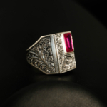 Anillo de hombre de plata 925 con una piedra natural de rubí original de talla faceta rectangular en un marco rectangular con motivos florales hechos a mano.