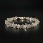Bracelet en argent conçu avec des pierres naturelles brutes de diamant d'Herkimer transparent.