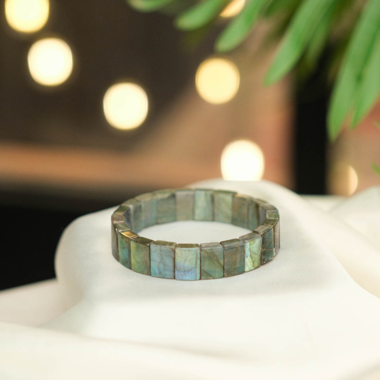 Luxus-Design-VIP-Herrenarmband aus originalen 6A+ Labradorit-Natursteinen im flachen Rolex-Uhrenband-Schliff mit intensiven Farbspielen.