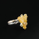 Anillo de diseño de lujo para mujer en plata de ley 925 con garras de oro, adornado con un zafiro amarillo tallado en forma de hoja y peridotos.