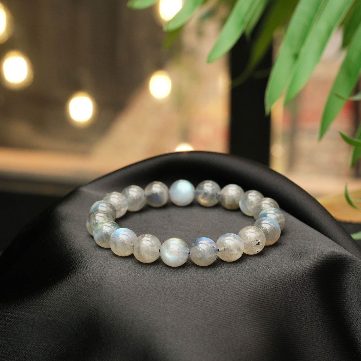 original-5a-grade-11-12mm-labradorite-gemstone-luxury-bracelet 11-12mm pürüzsüz küre kesim metalik mavi ve yeşil labradoresans ışık yansımalarına sahip 5A+ kalite orijinal labradorit doğal taş lüks VIP bileklik modeli.