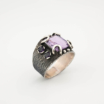Luxus-Design-Herrenring mit Ritter-Rüstung-Motiv aus 925er Sterlingsilber mit schwarzer Rhodinierung, besetzt mit einem originalen violetten Amethyst-Edelstein.
