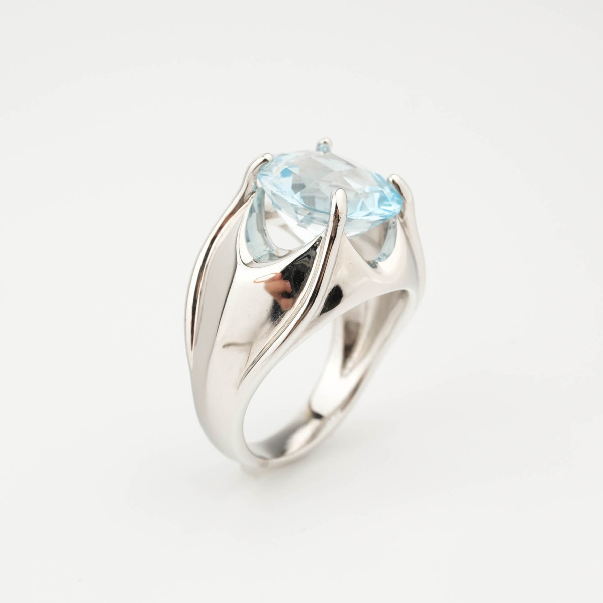 Bague de luxe pour femme en argent sterling 925 ornée d'une topaze bleue naturelle originale de 4.5 carats de coupe ovale.