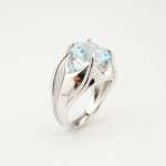 Bague de luxe pour femme en argent sterling 925 ornée d'une topaze bleue naturelle originale de 4.5 carats de coupe ovale.
