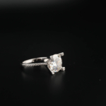 Anillo de diseño de lujo en plata de ley 925 solitario con garras, adornado con una moisanita 2ct certified por GRA de corte redondo.