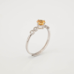 Bague de luxe pour femme en argent sterling 925 ornée d'une citrine naturelle originale de coupe ronde facettée et de pierres latérales.