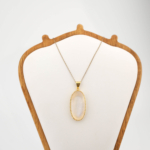 Colgante de diseño de lujo en plata de ley 925 chapado en oro, adornado con una gemma de piedra de luna natural de corte cabujón óvalo.