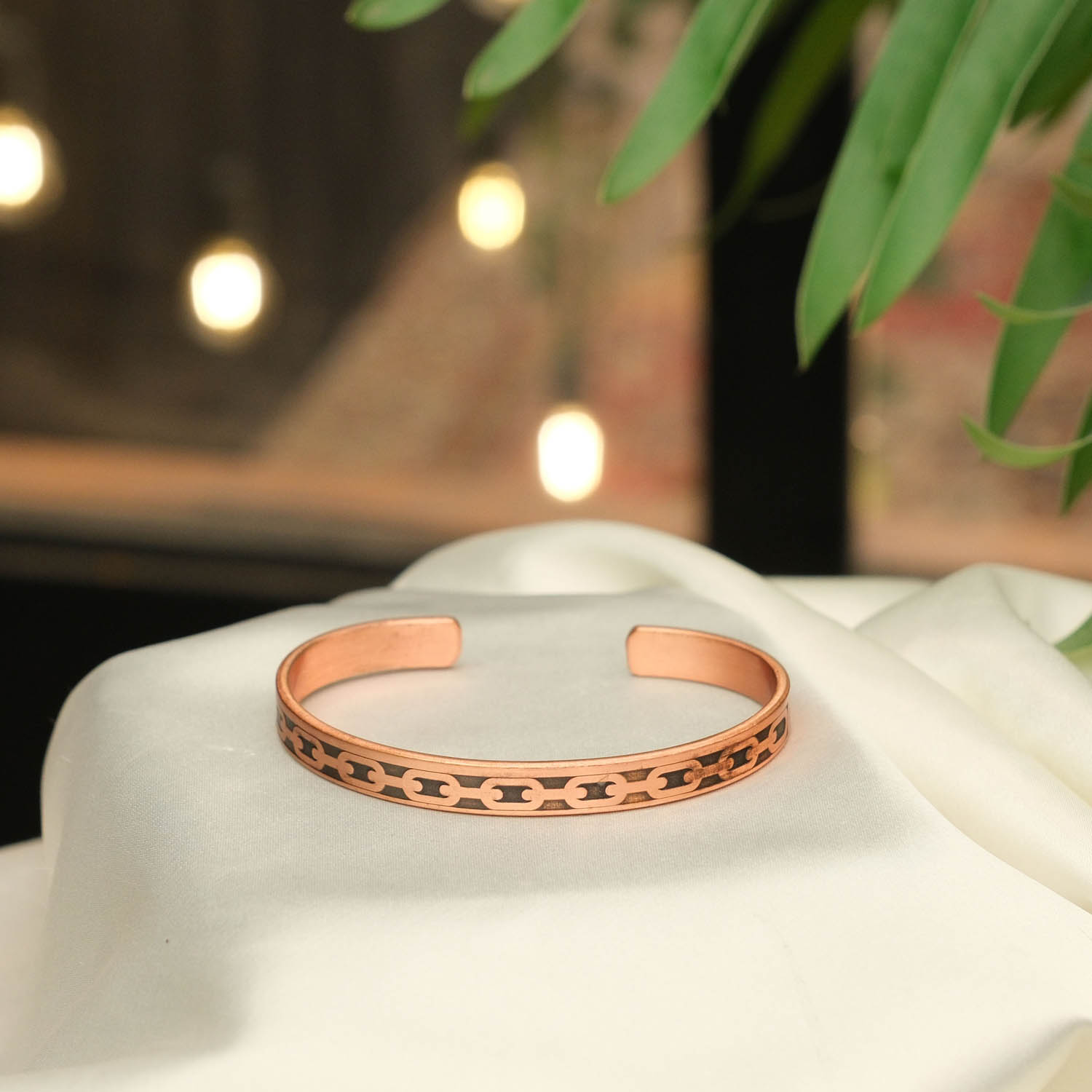 original-handcrafted-thin-chain-link-pattern-copper-cuff-bracelet Handgearbeitetes dünnes Armband aus originalem purem Kupfer mit Kettengliedern-Muster außen.