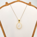Colgante de diseño de lujo en plata de ley 925 con baño de oro, adornado con una piedra de luna natural de corte cabochon.