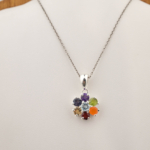 Colgante de diseño de lujo en plata de ley 925 en forma de flor, adornado con siete piedras naturales de corte redondo.
