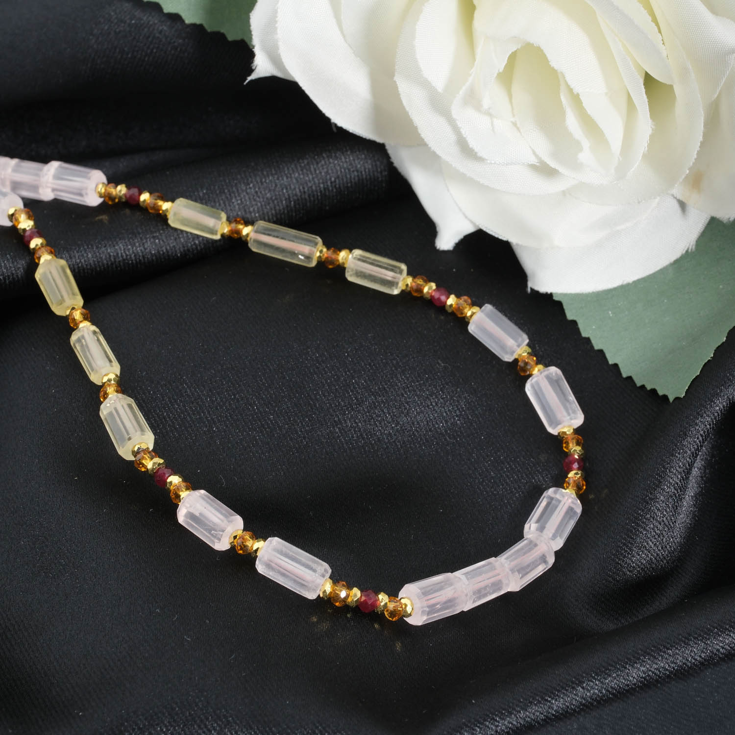 original-rose-quartz-lemon-quartz-citrine-ruby-hematite-925-silver-necklace 40+5 cm uzunluğunda silindir pembe ve limon kuvars, sitrin, yakut ve altın hematit taşlı 925 ayar gümüş tasarım kadın kolye modeli.
