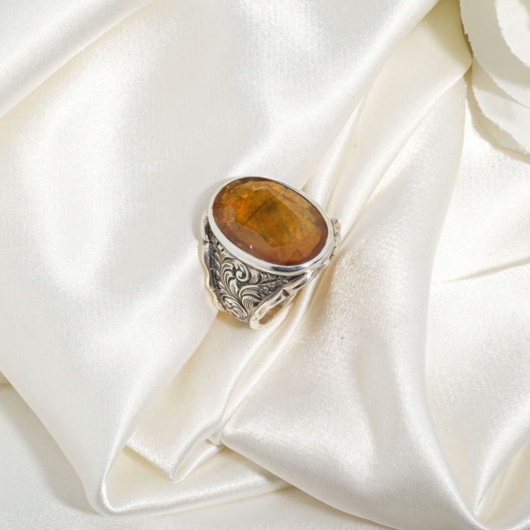Anillo de diseño artesanal adornado con gema de zafiro amarillo natural original de 11,35ct en plata de ley 925.