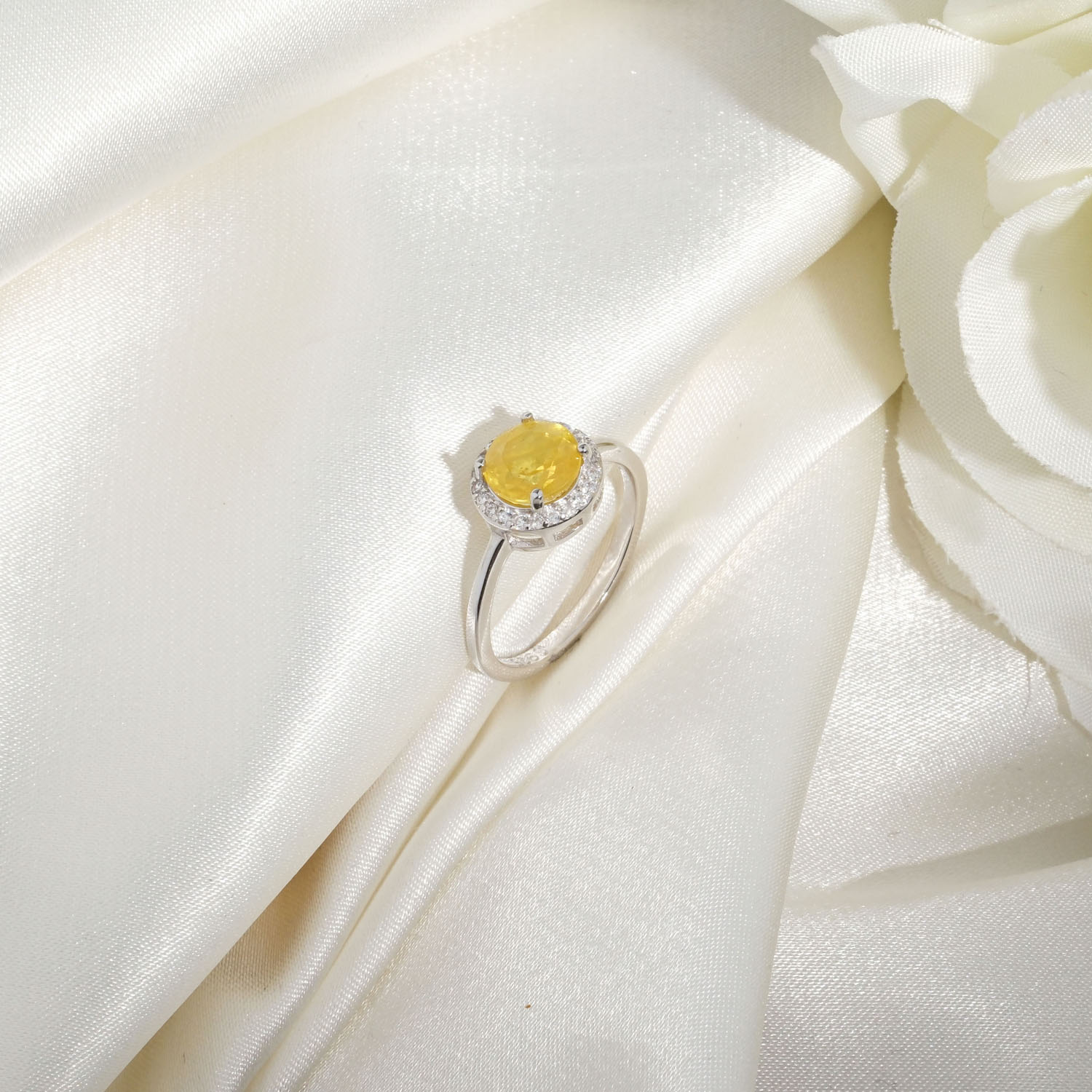 original-yellow-sapphire-gemstone-zircon-halo-925-sterling-silver-women-ring Yuvarlak faset kesim canlı sarı tonlarında zirkon taşlı halo çerçeveli 925 ayar gümüş zarif orijinal sarı safir doğal taş kadın yüzük modeli.