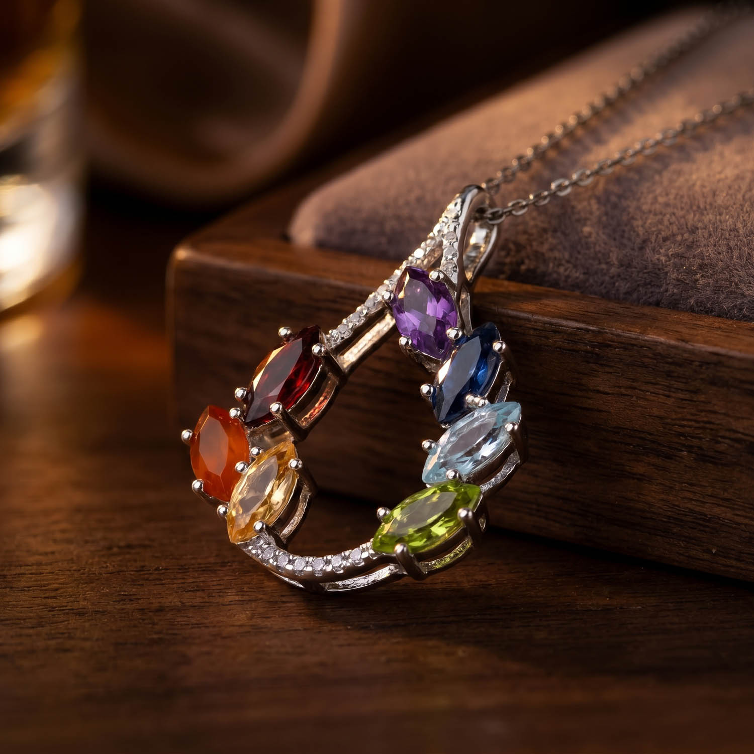 orijinal-7-tasli-damla-dogal-tas-925-ayar-gumus-tasarim-kolye Luxus-Design-Kette aus 925er Sterlingsilber in Tropfenform, besetzt mit sieben verschiedenen Natursteinen im Marquise-Schliff.