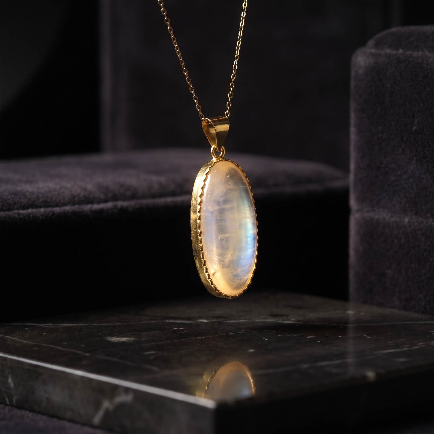 orijinal-gold-kaplama-ay-tasi-dogal-tas-925-ayar-gumus-kolye Luxus-Design-Kette aus 925er Sterlingsilber mit Goldplatinierung, besetzt mit einem originalen Mondstein-Edelstein im ovalen Kabosonschliff.