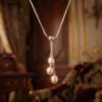 Luxus-Design-Kette aus Edelstahl mit drei originalen rosa Ozean-Perlenperlen in Tropfenform.