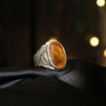 Anello di design fatto a mano ornato con gemma di zaffiro giallo originale da 11,35ct su argento 925 inciso.