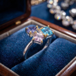 Luxus-Design-Frauenring aus 925er Sterlingsilber, besetzt mit originalen Topas-, Saphir- und Amethyst-Edelsteinen im geometrischen Facettenschliff.