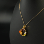 Colgante de diseño de lujo en plata de ley 925 con baño de oro en forma de gota, adornado con siete piedras naturales de corte marquise.