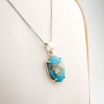 Pendentif de luxe en argent sterling 925 orné d'une pierre turquoise et pyrite naturelle originale de coupe cabochon.
