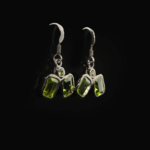 Pendientes de diseño de lujo en plata de ley 925 con piedras de peridoto verde natural de corte facetado baguette.