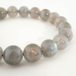 Bracelet orné de perles rondes en labradorite naturelle originale de qualité 5A+ aux reflets bleutés de 9-10mm.