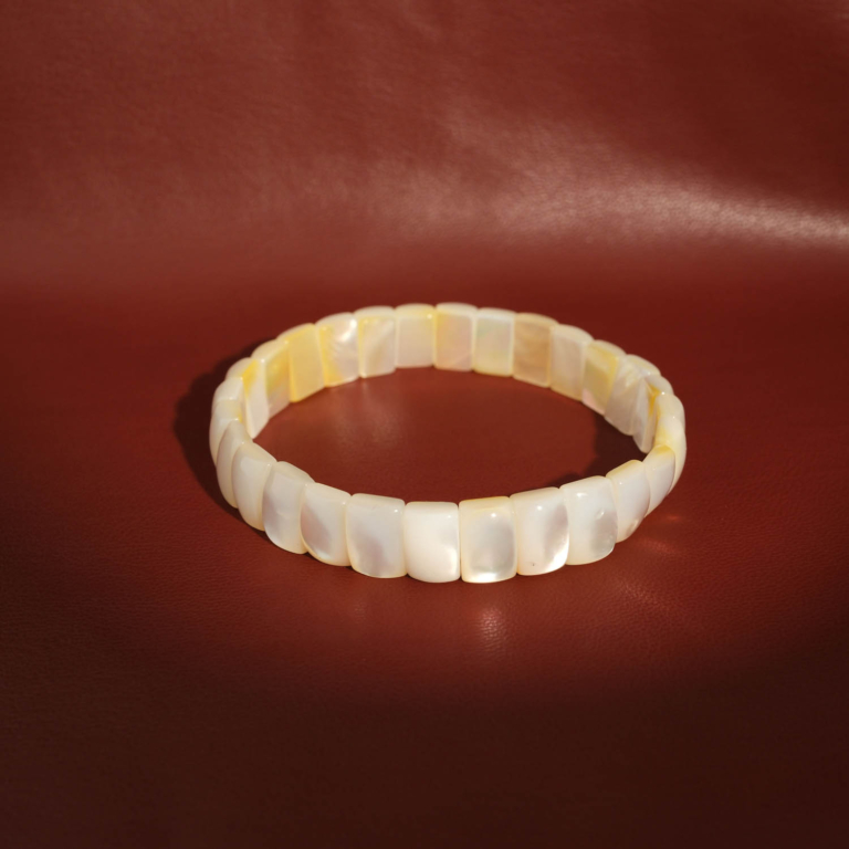 Pulsera rolex de corte rectangular de nácar de océano original con destellos iridiscentes en tonos blanco perla y crema.