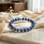 Pulsera de piedra natural de lapislázuli original azul oscuro tallada en rondel facetado con motas de pirita dorada.