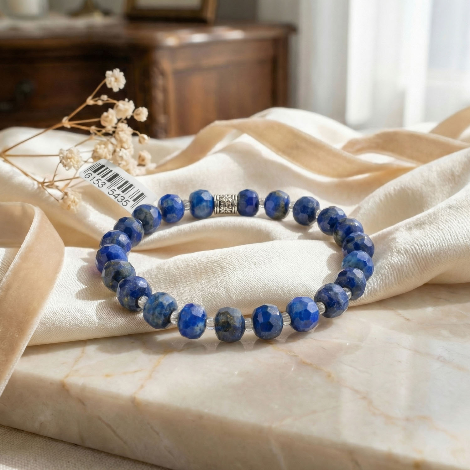 rondel-faset-kesim-lapis-lazuli-dogal-tas-bileklik Pulsera de piedra natural de lapislázuli original azul oscuro tallada en rondel facetado con motas de pirita dorada.