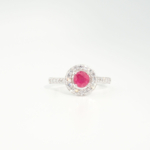 Anello di design elegante da donna ornato con gemma di rubino originale e zirconi su argento 925.