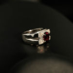 Anello di design in argento 925 con tormalina rubellite ovale originale e diamanti.