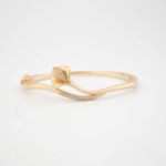 Brazalete de diseño de lujo en plata de ley 925 con baño de oro, con intrincados detalles de esmalte blanco hechos a mano y circonitas.
